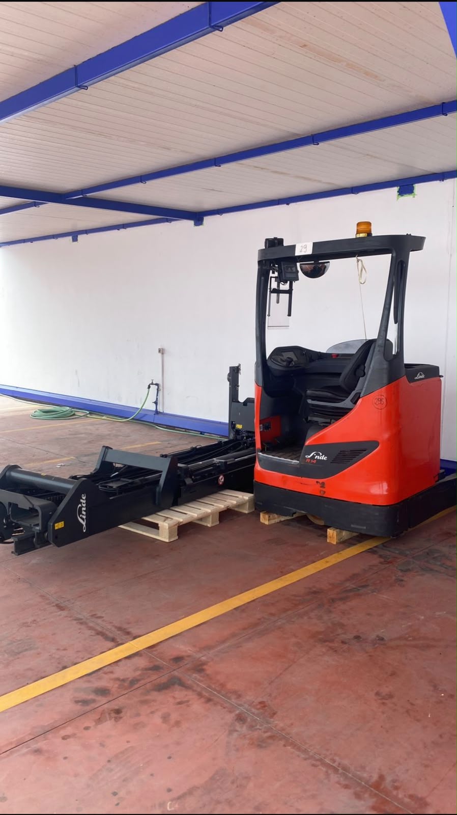 Chariot élévateur électrique à mât rétractable Linde R14